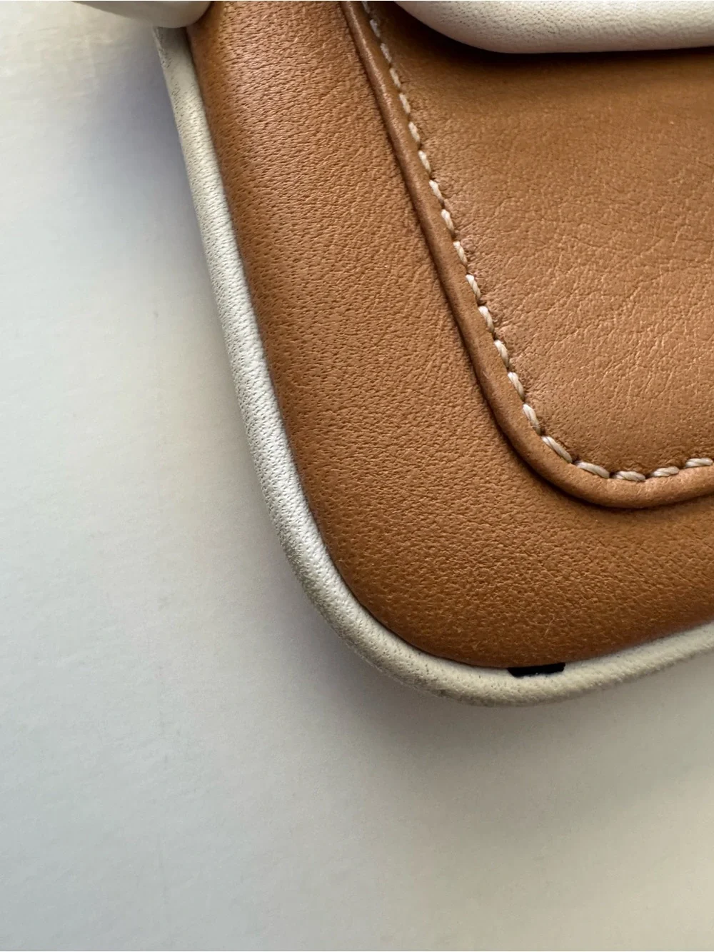 Vintage Coach Y2K Tan Leather Wristlet with White Trim and Silver Hardware